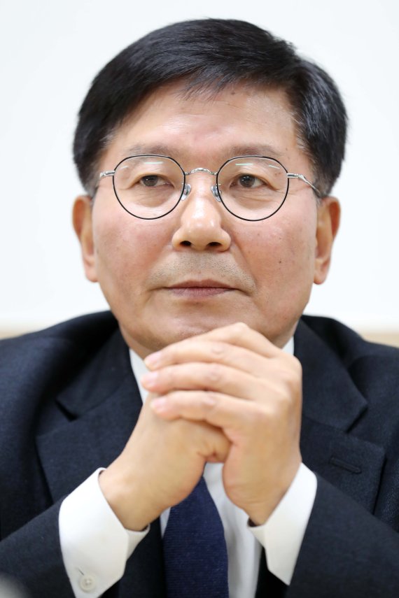 [서울=뉴시스] 박진희 기자 = 김현모 문화재청장이 지난 18일 서울 종로구 국립고궁박물관에서 뉴시스와 인터뷰 하고 있다. 2021.11.21. pak7130@newsis.com