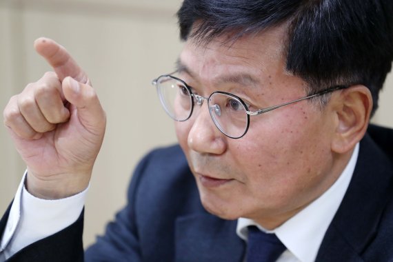 [서울=뉴시스] 박진희 기자 = 김현모 문화재청장이 지난 18일 서울 종로구 국립고궁박물관에서 뉴시스와 인터뷰 하고 있다. 2021.11.21. pak7130@newsis.com