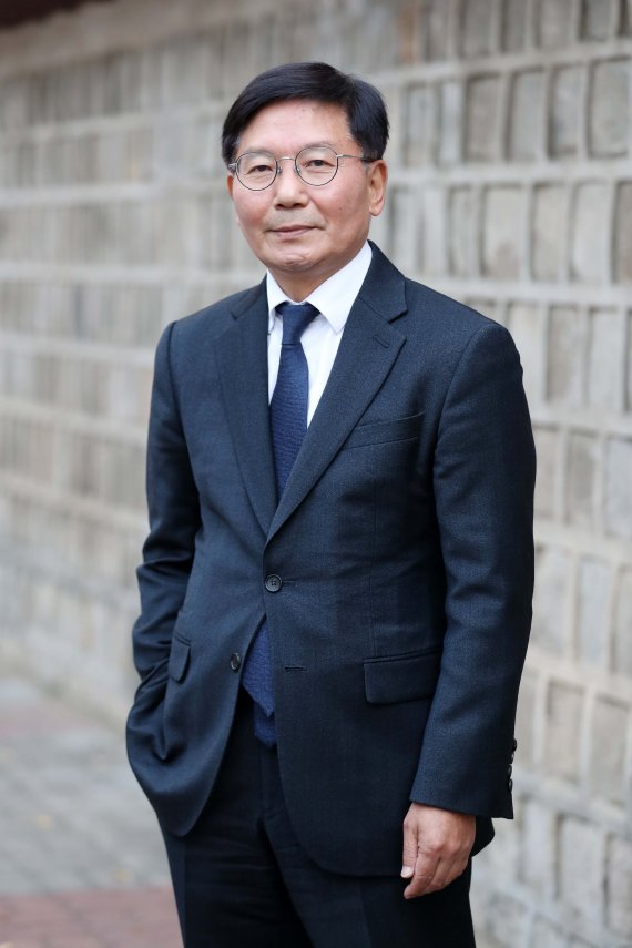 [서울=뉴시스] 박진희 기자 = 김현모 문화재청장이 지난 18일 서울 종로구 국립고궁박물관에서 뉴시스 인터뷰를 마치고 사진촬영을 하고 있다. 2021.11.21. pak7130@newsis.com
