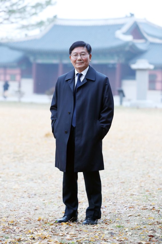 [서울=뉴시스] 박진희 기자 = 김현모 문화재청장이 지난 18일 서울 종로구 국립고궁박물관에서 뉴시스 인터뷰를 마치고 사진촬영을 하고 있다. 2021.11.20. pak7130@newsis.com