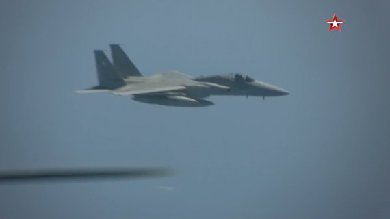 19일 일본방공식별구역(JADIZ)에 진입한 러시아 공군 폭격기 투폴레프(Tu)-95MC에 대응하기 위해 출격한 일본 항공자위대 F-15 전투기 (TV즈베즈다 캡처) © 뉴스1