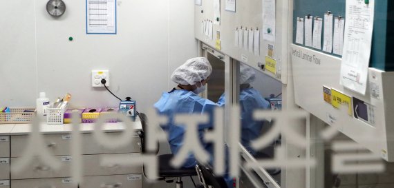 씨젠 연구원들이 서울 성동구 씨젠 의료재단 분자진단센터에서 신종코로나 바이러스 감염증(코로나19) 분석·검사를 하고 있다. 2021.1.6/뉴스1 © News1 김명섭 기자