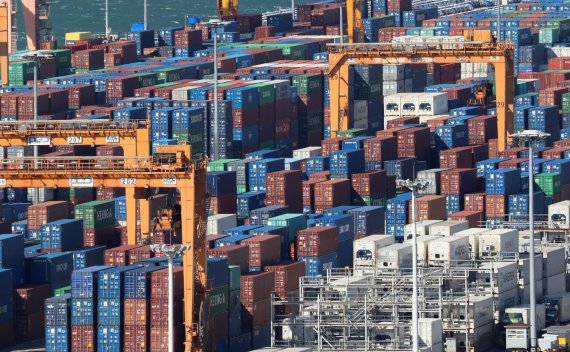 경기도 평택시 포승읍 평택항 수출 야적장에 컨테이너가 쌓여있는 모습. 2021.11.11/뉴스1 © News1 김영운 기자