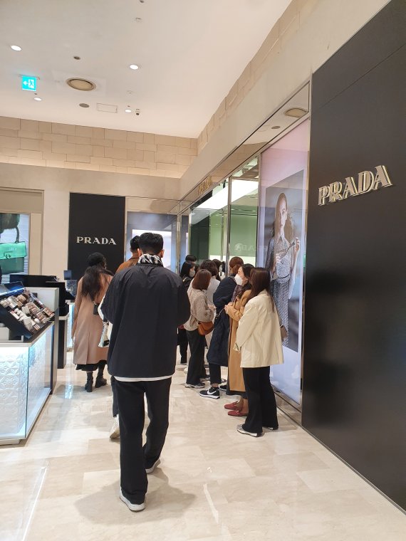 신세계백화점 본점 '프라다' 매장 앞에서 입장을 기다리는 고객들의 모습 사진=이정은 김주영 기자