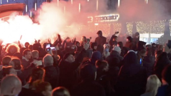 19일(현지시간) 네덜란드 로테르담에서 시위대가 정부의 코로나19 부분 재봉쇄 조치에 항의하고 있다. 2021.11.21. /사진=뉴시스
