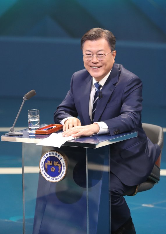 문재인 대통령이 21일 오후 서울 여의도 KBS에서 열린 2021 국민과의 대화 '일상으로'에서 활짝 웃고 있다. /사진=뉴시스