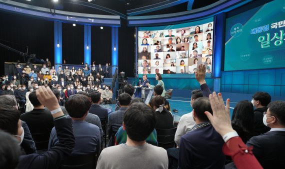 문재인 대통령이 21일 오후 서울 여의도 KBS에서 열린 2021 국민과의 대화 '일상으로'에 참석해 국민패널들의 질문을 받고 있다. 사진=뉴시스화상