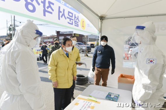 박윤국 포천시장 임시선별진료소 현장점검. 사진제공=포천시