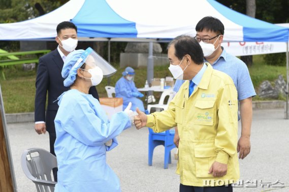 박윤국 포천시장 임시선별진료소 현장점검. 사진제공=포천시