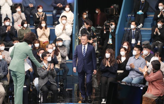 [서울=뉴시스] 전진환 기자 = 문재인 대통령이 21일 오후 2021 국민과의 대화 '일상으로' 가 열린 서울 여의도 KBS 공개홀에 입장하고 2021.11.21. amin2@newsis.com