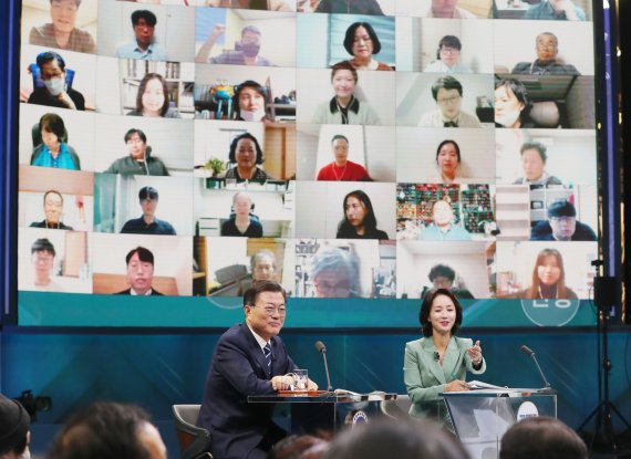 [서울=뉴시스] 전진환 기자 = 문재인 대통령이 21일 오후 서울 여의도 KBS에서 열린 2021 국민과의 대화 '일상으로'에 참석해 국민패널들의 질문을 받고 있다. 2021.11.21. amin2@newsis.com