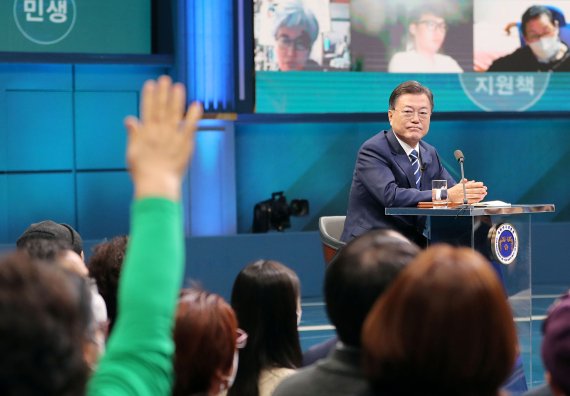 [서울=뉴시스] 전진환 기자 = 문재인 대통령이 21일 오후 서울 여의도 KBS에서 열린 2021 국민과의 대화 '일상으로'에 참석해 현장 국민패널들의 질문을 받고 있다. 2021.11.21. amin2@newsis.com