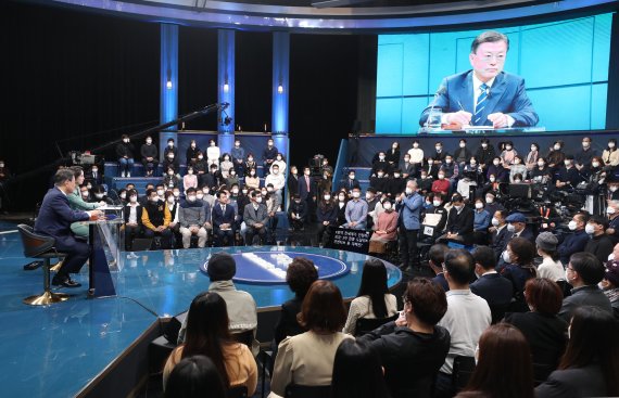 [서울=뉴시스] 전진환 기자 = 문재인 대통령이 21일 오후 서울 여의도 KBS에서 열린 2021 국민과의 대화 '일상으로'에 참석해 현장 국민패널들의 질문을 듣고 있다. 2021.11.21. amin2@newsis.com