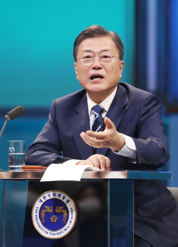 [서울=뉴시스] 전진환 기자 = 문재인 대통령이 21일 오후 서울 여의도 KBS에서 열린 2021 국민과의 대화 '일상으로'에 참석해 국민패널의 질문에 답하고 있다. 2021.11.21. amin2@newsis.com