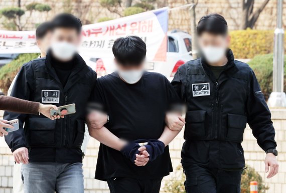 여자친구를 살해한 뒤 시신을 집 밖으로 던진 혐의를 받는 30대 남성이 19일 오후 서울 서초구 서울중앙지방법원에서 열린 구속 전 피의자심문(영장실질심사)에 출석하고 있다. 2021.11.19/뉴스1 © News1 이재명 기자
