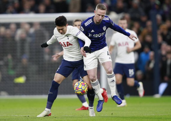 [런던=AP/뉴시스] 토트넘 홋스퍼 손흥민이 21일(현지시간) 영국 런던의 토트넘 홋스퍼 스타디움에서 열린 2021~22시즌 프리미어리그(EPL) 12라운드 리즈 유나이티드와의 경기에 선발 출전해 공을 다투고 있다. 리그 5호 골을 노렸던 손흥민은 공격 포인트를 올리지는 못했고 토트넘은 2-1로 역전승했다. 2021.11.22.