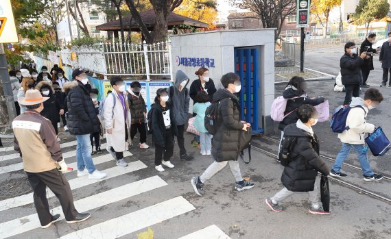 초중고 전면 등교가 시행된 22일 오전 서울 용산구 효창동 금양초등학교에서 학생들이 등교하고 있다. 사진=뉴스1