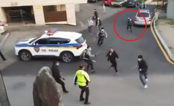 경찰들이 포위망을 펼치고 흉기 난동을 벌이는 A씨에 대한 제압을 시도하는 가운데 한 경찰이 도망치고 있다. 유튜브 캡처