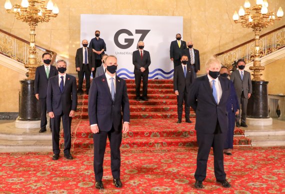 정의용 외교부 장관이 지난 5월5일(현지시간) 영국 런던에서 열린 주요7개국(G7) 외교·개발 장관회의에 참석해 각국 외교장관들과 기념촬영을 하고 있다. (사진=외교부 제공) 뉴시스