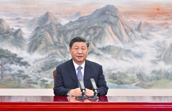 [베이징=신화/뉴시스] 시진핑 중국 국가주석이 11일 중국 베이징에서 아시아태평양경제협력체(APEC) 최고경영자(CEO) 서밋에 화상으로 참여해 기조연설을 하고 있다. 2021.11.11. /사진=뉴시스