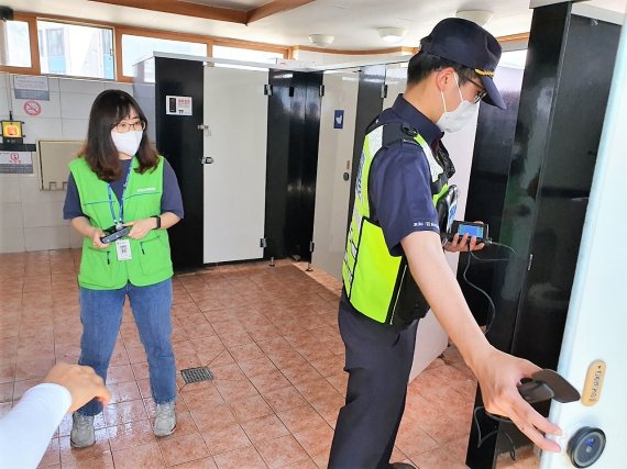 제주도 자치경찰단이 도내 주요 관광지 공중화장실 내 '몰카' 설치여부를 점검하고 있다.