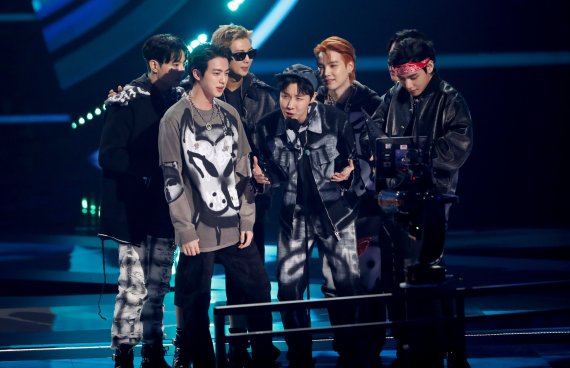 방탄소년단(BTS)이 21일(현지시간) 캘리포니아주 로스앤젤레스의 마이크로소프트 시어터에서 열린 아메리칸 뮤직 어워즈(AMA)서 '페이보릿 팝 그룹' 상을 수상하고 있다. © 로이터=뉴스1 © News1 우동명 기자