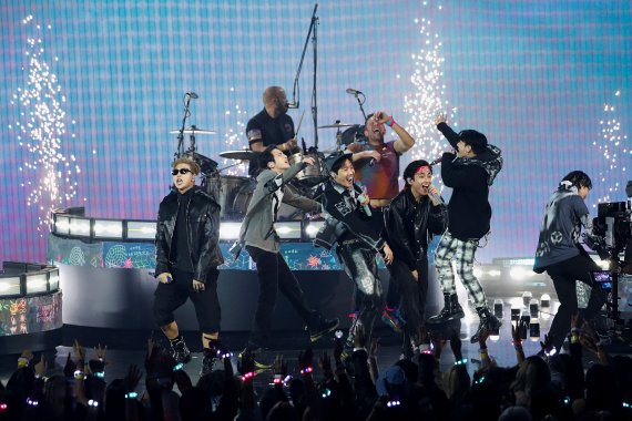 방탄소년단(BTS)이 21일(현지시간) 캘리포니아주 로스앤젤레스의 마이크로소프트 시어터에서 열린 아메리칸 뮤직 어워즈(AMA)서 콜드플레이와 합동 공연을 하고 있다. © 로이터=뉴스1 © News1 우동명 기자