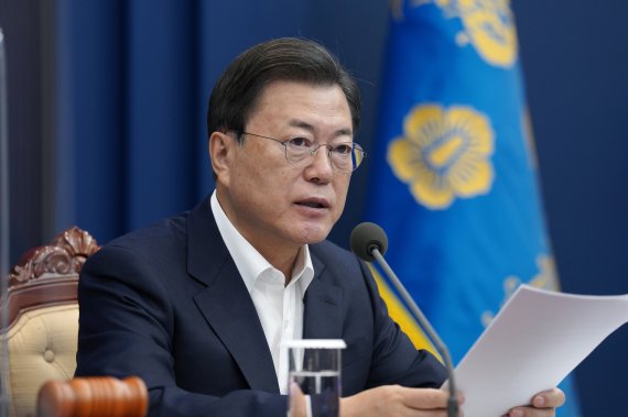문재인 대통령이 9일 오전 청와대 여민관 영상회의실에서 열린 국무회의에 참석해 발언하고 있다. 2021.11.9/뉴스1 © News1 이광호 기자