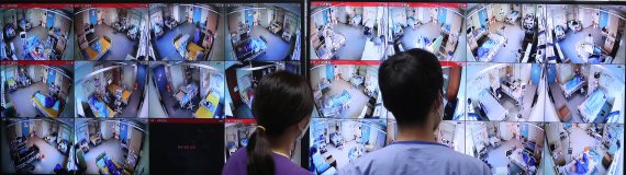 22일 오후 서울 중랑구 서울의료원 코로나19 종합상황실에서 의료진들이 병상 CCTV를 살펴보고 있다. 이날 보건복지부 중앙사고수습본부(중수본)에 따르면 현재 하루 이상 병상 대기자는 수도권만 총 907명이다. 비수도권 병상 대기자는 없다. 뉴시스