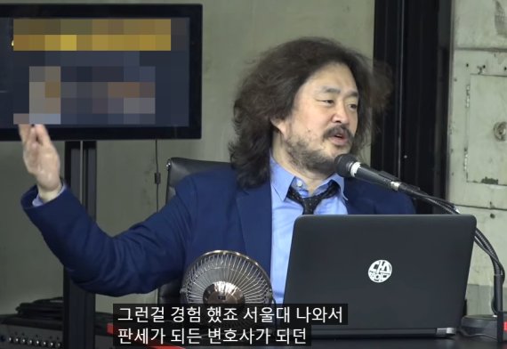 방송인 김어준씨가 지난 19일 유튜브 채널 '다스뵈이다'에서 심상정 정의당 대선후보의 심리상태에 대해 패널과 이야기를 하고 있다. (유튜브 갈무리) © 뉴스1 /사진=뉴스1