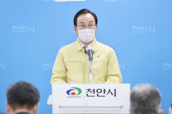 박상돈 천안시장이 23일 천안시 동남구 광덕면 종교시설에서 발생한 집단감염과 관련, 기자 브리핑을 하고 있다.