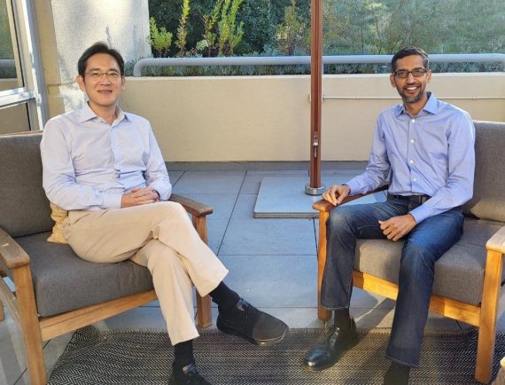 이재용 삼성전자 부회장(왼쪽)이 22일(현지시각) 미국 실리콘밸리에서 순다르 피차이(Sundar Pichai) 구글 최고경영자(CEO)를 만났다. 이 부회장은 이 자리에서 시스템반도체와 인공지능(AI)등 양사의 미래 협력 방안을 논의 했다.