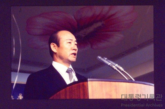 제11·12대 대통령을 지난 전두환 전 대통령이 23일 사망했다. 향년 90세. 전두환 전 대통령이 1981년 광주-대구간88올림픽고속도로 기공식에서 참가해 연설하는 모습. (대통령기록관 홈페이지 캡처) 2021.11.23/뉴스1