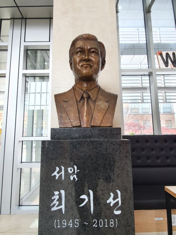 인천대학교는 오는 24일 고 최기선 석좌교수(전 인천시장) 흉상 제막식을 개최한다.