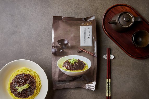 (맨위부터)'신라 다이닝 앳 홈' 프리미엄 안심 스테이크, 한화호텔앤드리조트 '더테이스터블'의 파빌리온 양갈비 스테이크, 조선호텔앤리조트 '조선호텔 유니짜장' 각사 제공