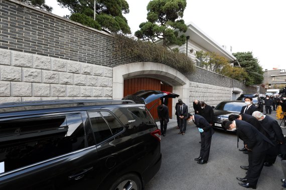 전두환 전 대통령이 사망한 23일 서울 연희동 자택 앞에서 상조회사 직원들이 시신을 운구하고 있다. 사진=서동일 기자