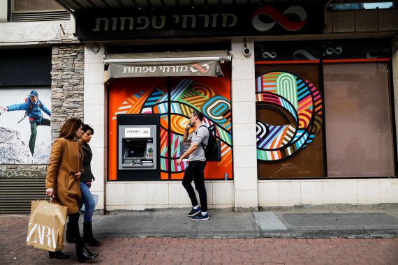 이스라엘 텔아비브가 전세계에서 생활비가 가장 비싼 도시로 선정됐다. 지난달 22일(현지시간) 텔아비브 거리를 시민들이 걷고 있다. 로이터뉴스1