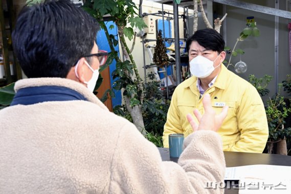 이한규 경기도 행정2부지사 23일 고양시 덕양구 소재 농가 외국인노동자 한파피해 예방상태 점검. 사진제공=경기북부청