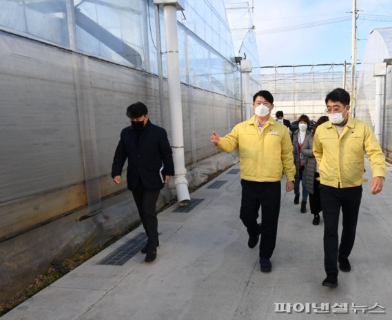 이한규 경기도 행정2부지사 23일 고양시 덕양구 소대 농가 외국인노동자 한파피해 예방상태 점검. 사진제공=경기북부청