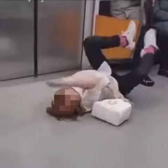 "인생은 X스" 외치며 지하철서 춤추며 난동 핀 여성 [영상]