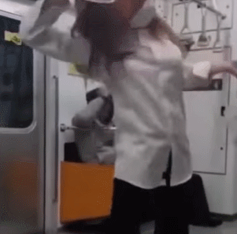 "인생은 X스" 외치며 지하철서 춤추며 난동 핀 여성 [영상]