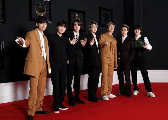 그룹 '방탄소년단'(BTS)이 15일(한국시간) 온라인으로 '제63회 그래미 어워즈(GRAMMY AWARDS)' 레드카펫에 참여했다. 방탄소년단은 그래미 어워즈 베스트 팝 듀오/그룹 퍼포먼스 부문에 '다이너마이트'로 후보에 올랐지만 수상이 불발됐다. 2021.03.15. (사진= 빅히트 엔터테인먼트 제공)