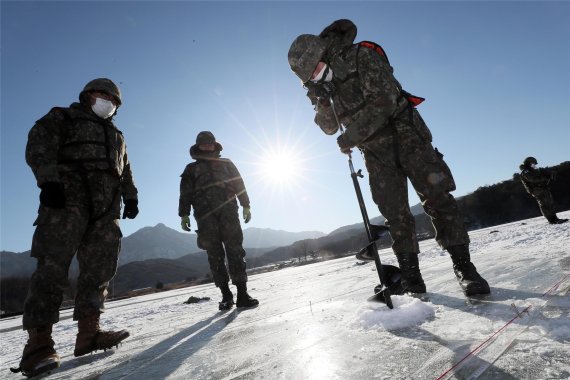 혹한기 파빙 훈련 중인 육군 제5공병여단 장병들. (국방일보 제공) © 뉴스1