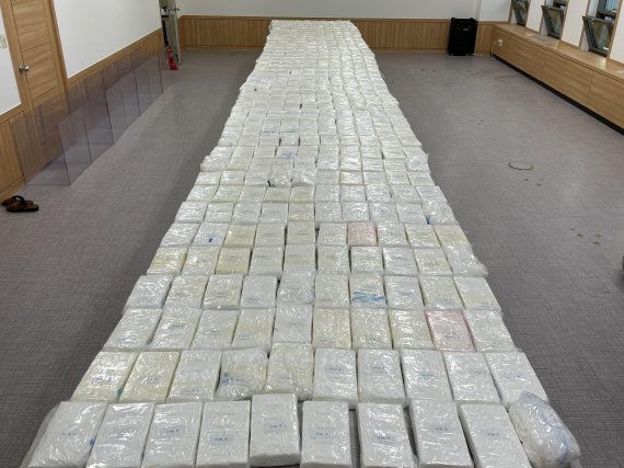 부산신항에서 압수 처리된 코카인 봉지 400개. 봉지 1개당 약 1kg 무게의 코카인이 포장돼 있다.(부산지검 제공)© 뉴스1