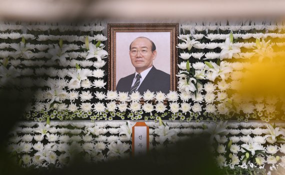 전두환 전 대통령이 향년 90세로 사망한 지난 23일 서울 서대문구 세브란스병원 신촌장례식장에 빈소가 마련돼 있다. © News1 이성철 기자