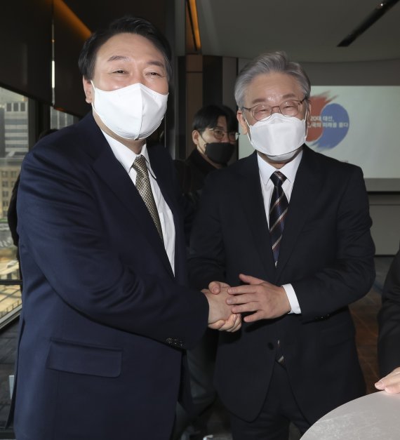 [서울=뉴시스] 국회사진기자단 = 이재명 더불어민주당 대선 후보와 윤석열 국민의힘 대선 후보가 24일 서울 종로구 포시즌스 호텔에서 열린 '2021 중앙포럼'에 참석해 인사하고 있다. 2021.11.24. photo@newsis.com