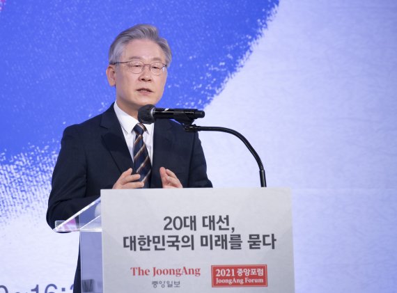 [서울=뉴시스] 국회사진기자단 = 이재명 더불어민주당 대선 후보가 24일 서울 종로구 포시즌스 호텔에서 열린 '2021 중앙포럼: 20대 대선, 대한민국의 미래를 묻다'에서 기조연설하고 있다. 2021.11.24. photo@newsis.com