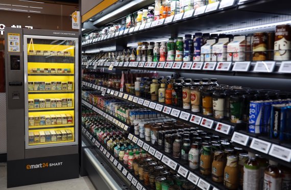 성인인증이 필요한 담배도 '스파로스 스마트 선반'을 통해 구매할 수 있다. 간편본인확인서비스(PASS)로 성인임을 인증하면 선반 문이 열리고 원하는 제품을 꺼낼 수 있다. 신세계아이앤씨 제공