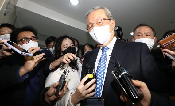 [서울=뉴시스] 이영환 기자 = 김종인 국민의힘 전 비상대책위원장이 24일 오전 서울 종로구 자신의 사무실을 나서고 있다. 2021.11.24. 20hwan@newsis.com