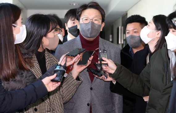 [서울=뉴시스] 이영환 기자 = 권성동 국민의힘 사무총장이 24일 오전 서울 종로구 김종인 국민의힘 전 비상대책위원장의 사무실로 들어서고 있다. 2021.11.24. 20hwan@newsis.com